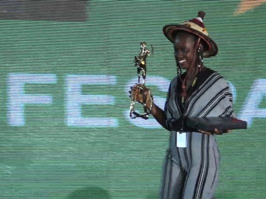 Une écrivaine derrière la caméra