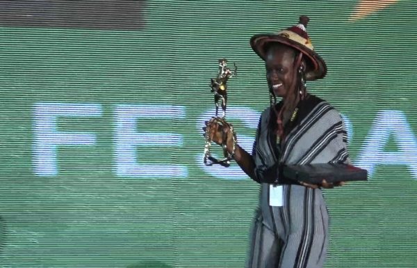 Une écrivaine derrière la caméra